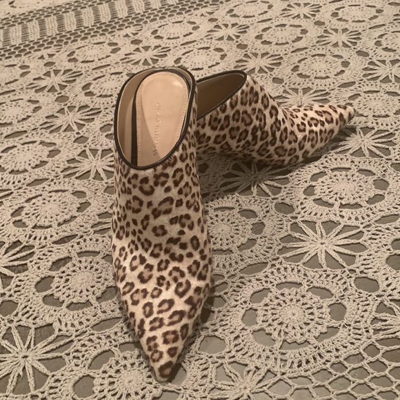 STUART WEITZMAN REAL FUR CHEETAH PRINT MIRA MULES SIZE 6.5 - Picture 8 of 8